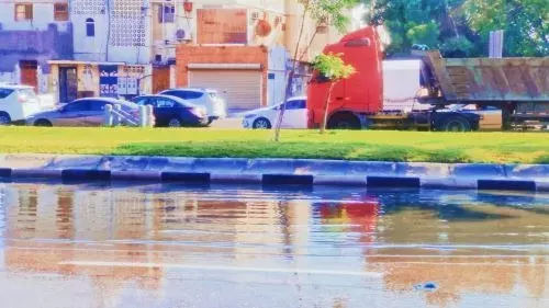 تحديث] الشارع “شَبّى” بمستنقع صرف في انتظار الحلّ