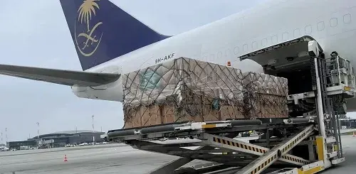 80 طن مساعدات لأوكرانيا على متن الطائرة السعودية الـ 13