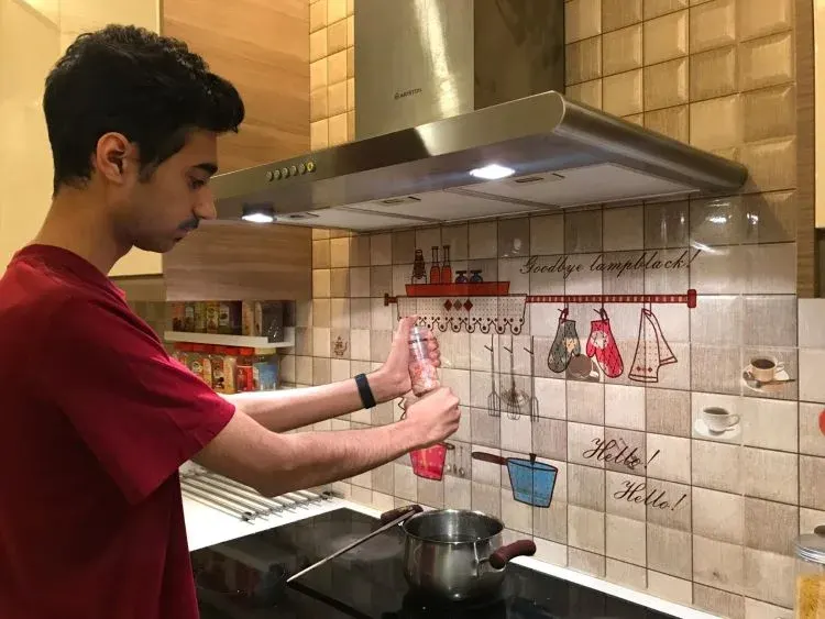 “مفرزنات” الأمّهات.. مؤونة الطلاب في غربة رمضان