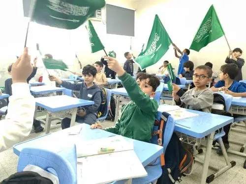 مدارس القطيف تتزين في يوم العلم