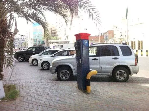 بدء اصدار تراخيص مواقف السيارات “المدفوعة”