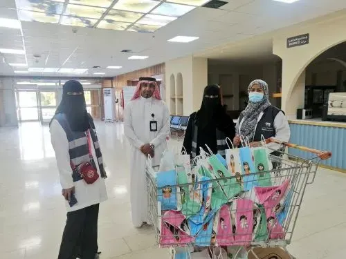 “تجربة المريض” توزع الهدايا على المنومين بمستشفى القطيف