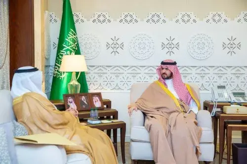 الأمير سعود بن بندر يستقبل الرئيس السابق لجامعة الملك فيصل