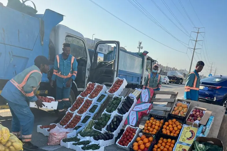رفع 900 كيلو خضار وفواكه من الباعة المخالفين بغرب الدمام