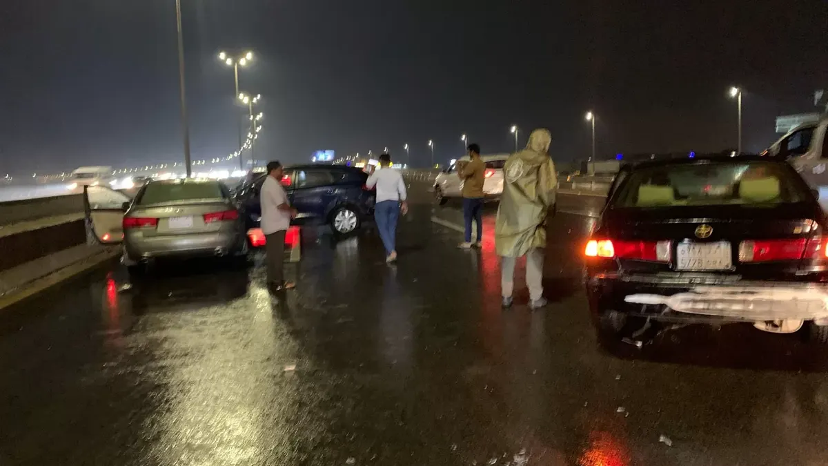 فيديو] حادث ثلاثي يعطل السير في طريق الظهران – الجبيل