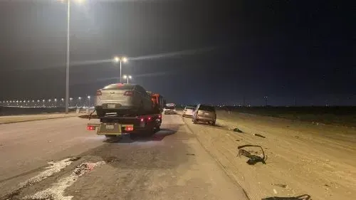 حادث ثلاثي يصيب سائقة وابنتها عند مطبة طريق صفوى المطار