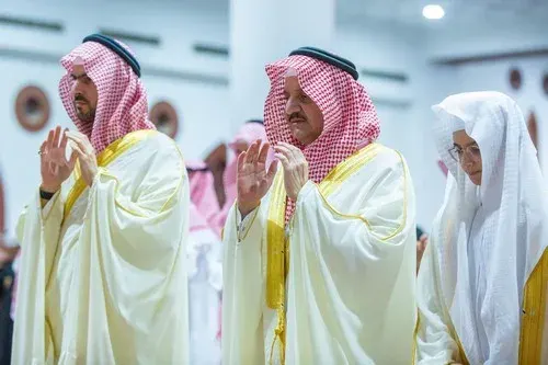أمير الشرقية يؤدي صلاة عيد الفطر مع جموع المصلين