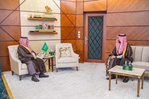 أمير الشرقية يهنئ السماري بعد تعيينه مديراً لفرع الموارد البشرية