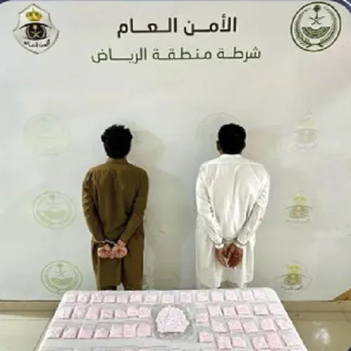 كلبشات الأمن في معاصم تاجري 13 ألف حبة مشبوهة