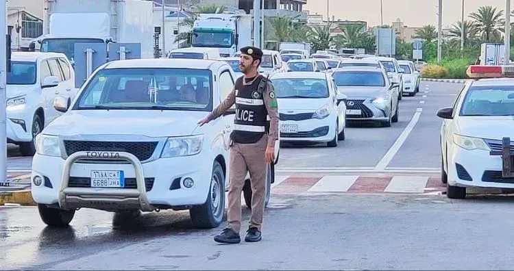 بعد صيانة الإشارة.. عودة الحركة إلى تقاطع طريق الخليج وشارع الرياض