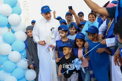 بـ “المشي الأزرق”.. كورنيش المجيدية مضمار لدعم لذوي التوحد
