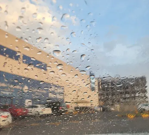 المطر يغسل غبار الجو في القطيف