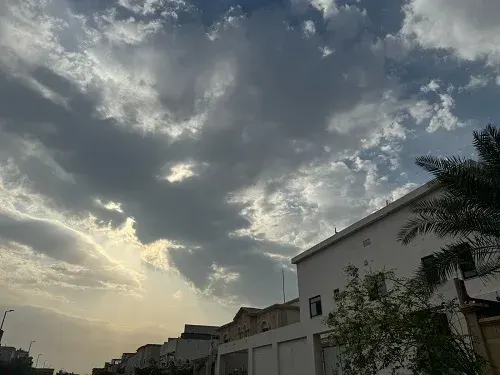 سماء القطيف تتوشح بالسحب