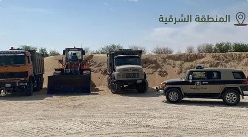 الشرقية.. 3 هنود ينقلون الرمال ويجرفون التربة