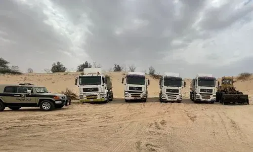 الشرقية.. 5 هنود يجرفون التربة وينقلون الرمال