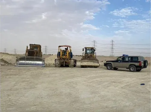 الشرقية.. 3 يمنيين ينقلون الرمال و يجرفون التربة