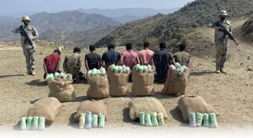 يوم ساخن.. 858 كيلو قات وأسلحة وذخيرة و12 مهرباً فى 4 ضبطيات بجازان وعسير