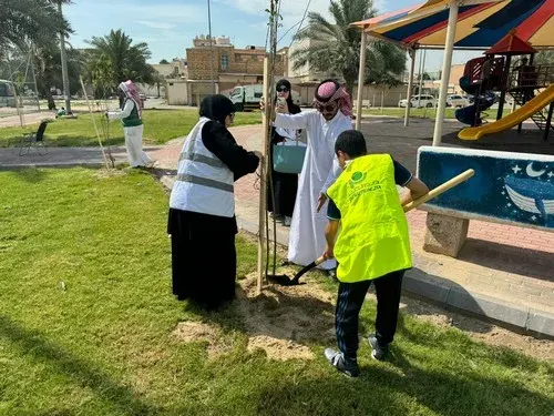 المتطوعون يزرعون 120 شجرة في حديقة سنابس