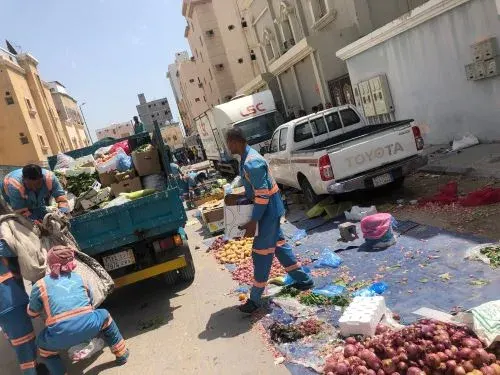 من الباعة الجائلين.. مصادرة طنين من السلع والخضروات شرق الدمام