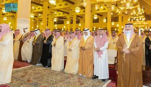 أمير الرياض يؤدي صلاة الميت على الأمير بدر بن عبدالمحسن