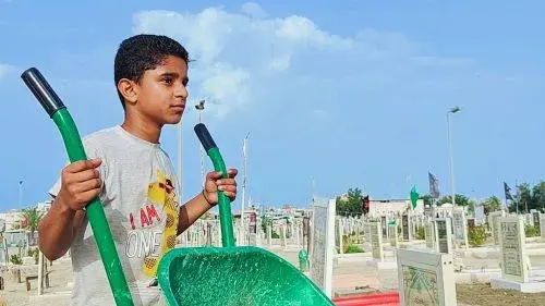 العابدات.. سواعد المتطوعين تصلح 60 قبراً خرّبتها الأمطار