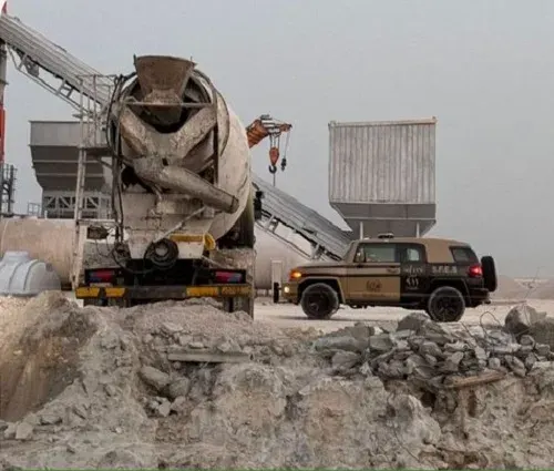الشرقية.. القبض على باكستاني لوث البيئة بمخلفات خرسانية