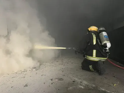 الدمام.. إخماد حريق مبنى سكني في حي الخليج