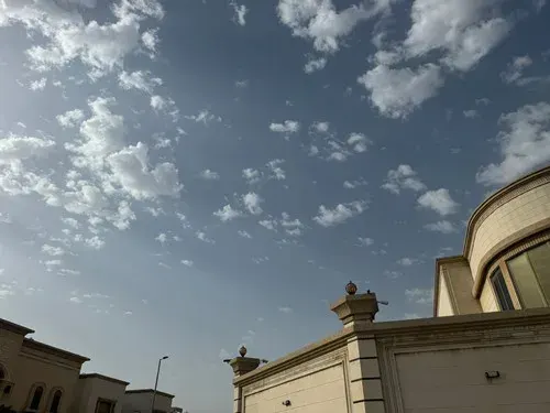 سحب خفيفة في سماء القطيف.. وتوقعات بهطول أمطار