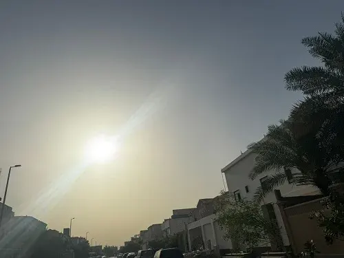 رغم توقعات الأمطار.. سماء القطيف صافية