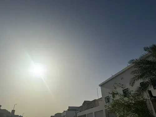 رغم التوقعات بأجواء مغبرة.. سماء القطيف صافية