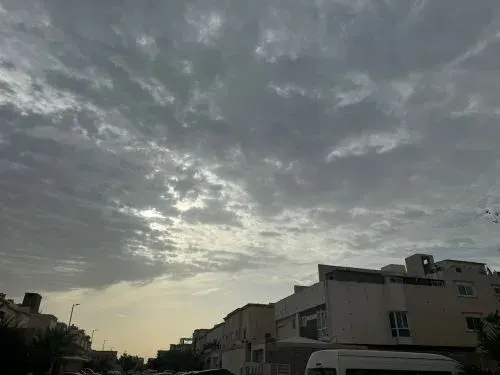 القطيف.. السماء محملة بالغيوم.. وتوقعات بأمطار غزيرة