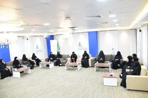 أسعار العباءات وتسويق الأزياء يهيمن على “دردشات” سيدات أعمال القطيف