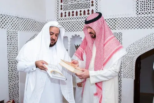 نائب أمير الشرقية يزور “بيت البيعة”
