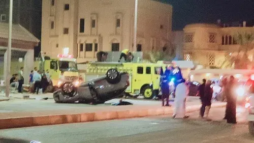 القطيف.. تصادم يقلب سيارة عائلة بين “القدس” و “الفتح”