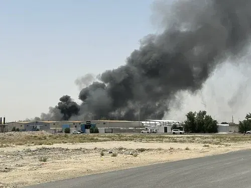 الدمام.. فرق الإطفاء تباشر حريق مستودع في حي المنار