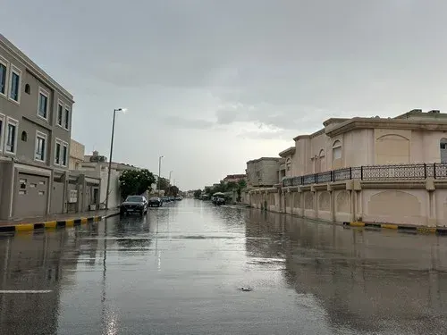 سماء القطيف.. الرعد أقوى من المطر.. حتى الآن