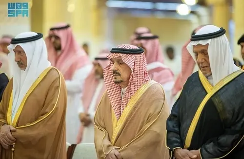أمير الرياض يؤدي صلاة الميت على والدة الأمير منصور بن سعود