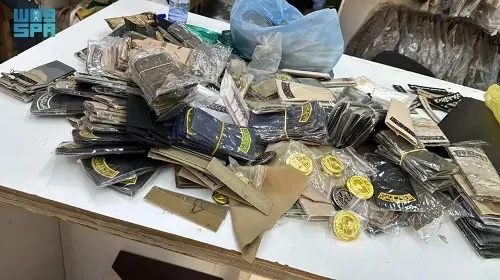 الرياض.. ضبط 3000 رتبة وشعار و مصادرة 450 بدلة عسكرية مخالفة