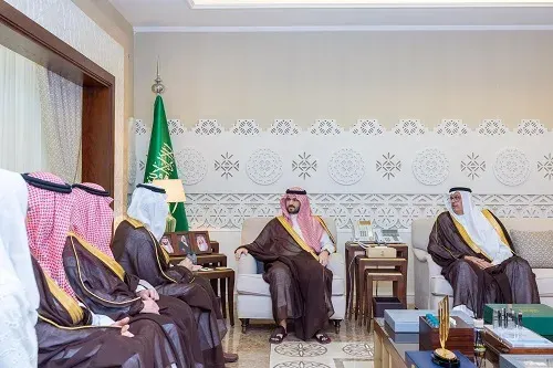 الأمير سعود بن بندر يطلع على الهوية الجديدة لنادي القادسية