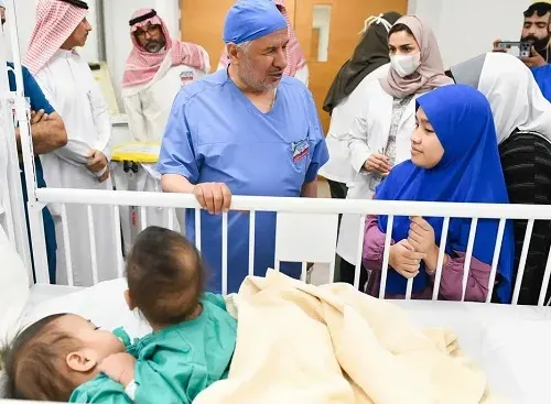 بدء عملية فصل التوأم السيامي الفلبيني “أكيزا وعائشة”