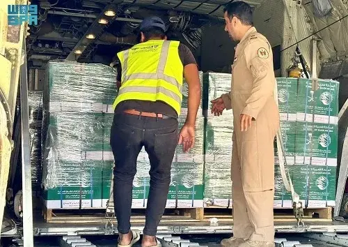 الطائرة السعودية الـ 51 لإغاثة غزة تصل إلى العريش