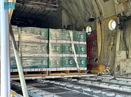الطائرة السعودية الـ 52 لإغاثة غزة تصل إلى العريش