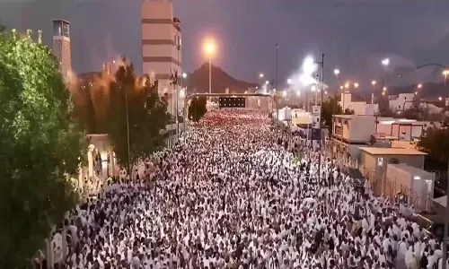 ضيوف الرحمن ينفرون من عرفات إلى مزدلفة