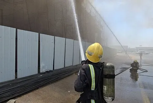 الرياض.. حريق يلتهم أجزاء من مبنى تحت الإنشاء