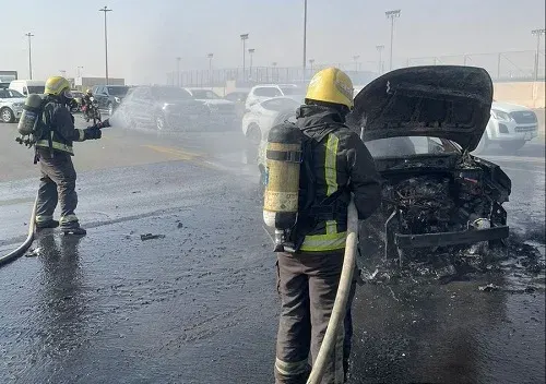 الرياض.. نجاة سائق من حريق سيارته و تفحمها