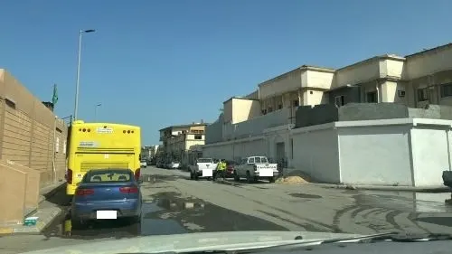 السكن مخالف للفقرات 1 و2 و3 من المادة 1 من الضوابط المعتمدة من “نقا سيهات” إلى من يهمه الأمر: هل يصح إسكان عمّال أمام مدرسة بنات؟