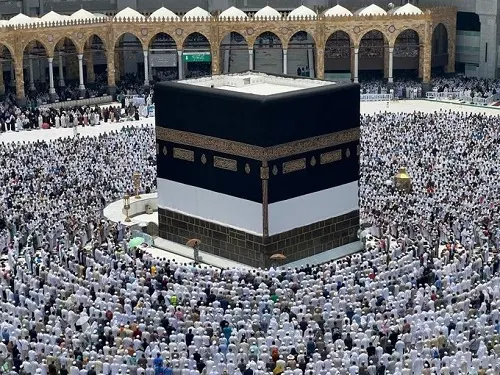 توجيه كريم بتخفيف وتقصير خطبتي وصلاة الجمعة في الحرمين إلى 15 دقيقة