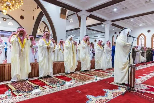 أمير المنطقة الشرقية ونائبه يؤديان صلاة العيد في جامع خادم الحرمين بالدمام
