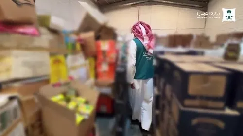 الرياض.. سقوط عصابة تزوير صلاحية 59 طناً من الأغذية