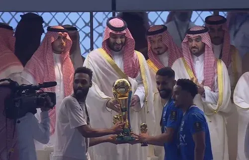 ولي العهد يتوج الهلال بكأس الملك